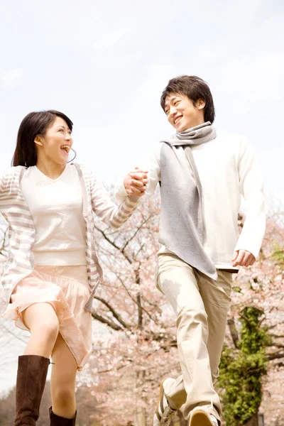 Portrait Heureux Jeune Couple Japonais Passer Temps Ensemble Dans Parc — Photo