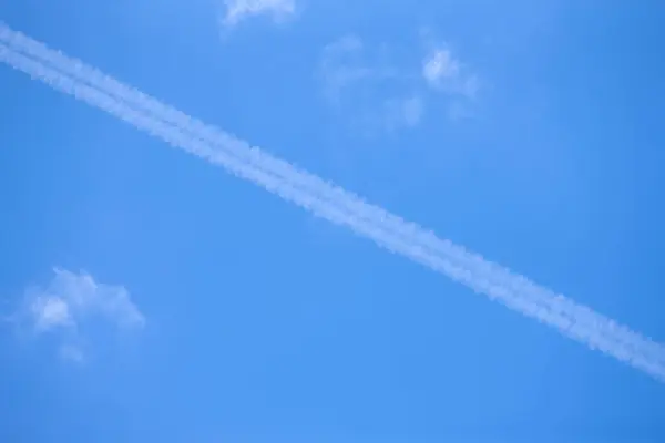 空に飛行機のトレース — ストック写真