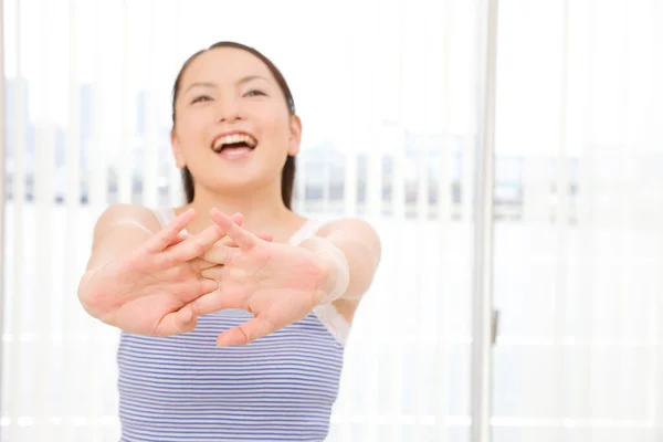 Krásný Mladý Asijské Žena Stretching Arms Doma — Stock fotografie