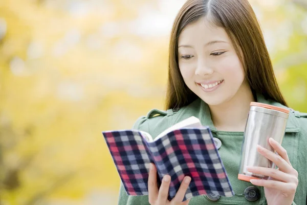 Νεαρή Γιαπωνέζα Γυναίκα Διαβάζει Βιβλίο Κύπελλο Στο Πάρκο — Φωτογραφία Αρχείου