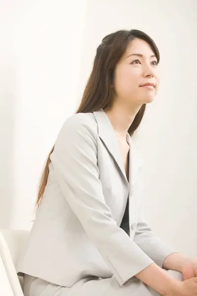 Jeune Asiatique Femme Affaires Assis Dans Bureau — Photo