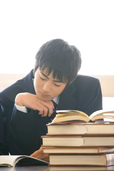 Rapaz Liceu Estudar Numa Biblioteca — Fotografia de Stock