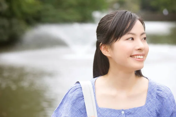 Neşeli Japon Kadın Gündüz Vakti Yeşil Yaz Parkında Yürüyor — Stok fotoğraf