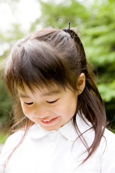 Küçük Şirin Asyalı Kızın Portresi Yaz Parkında Eğleniyor — Stok fotoğraf
