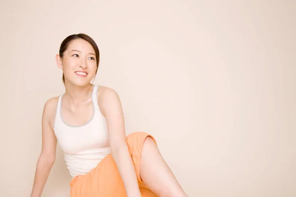 Japanerin Lächelt Auf Dem Boden — Stockfoto