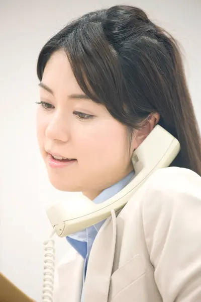 Jeune Femme Affaires Asiatique Parlant Téléphone — Photo