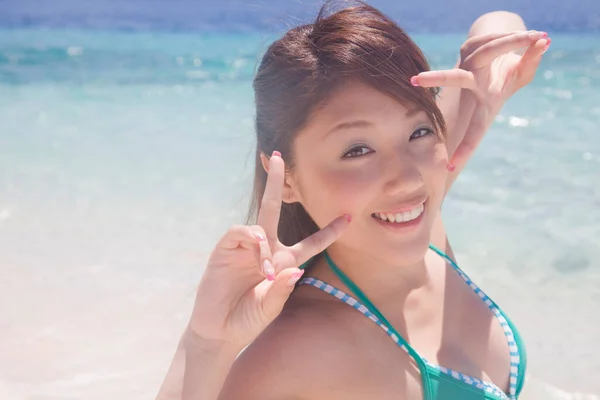 Молода Японська Жінка Позує Бікіні Пляжі — стокове фото
