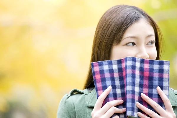 Fiatal Japán Olvasás Könyv Parkban — Stock Fotó