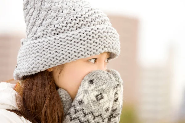 日本妇女冬季在户外戴手套和帽子 — 图库照片