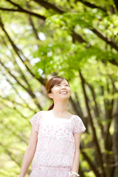 Счастливая Молодая Азиатка Отдыхает Летнем Парке — стоковое фото
