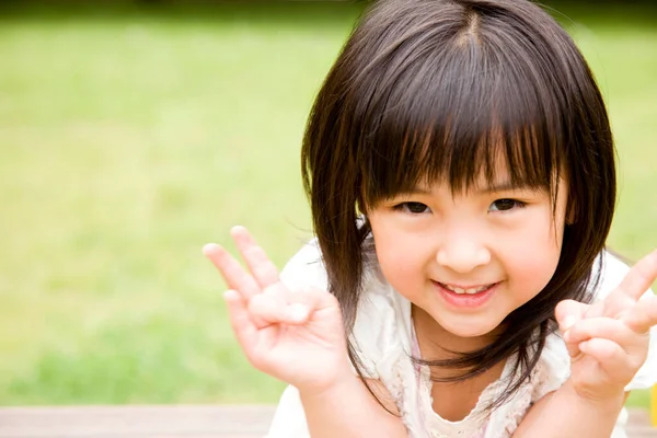 Портрет Милої Маленької Азіатки Літньому Парку — стокове фото