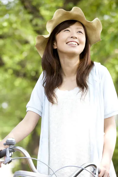 Ασιάτισσα Χαμογελαστή Γυναίκα Φορώντας Ψάθινο Καπέλο Στο Πάρκο Καλοκαιρινή Μέρα — Φωτογραφία Αρχείου