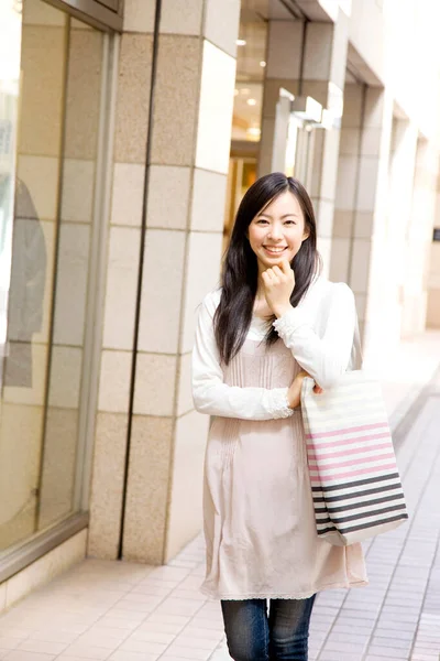 美丽而快乐的年轻亚洲女人走在城市里 — 图库照片
