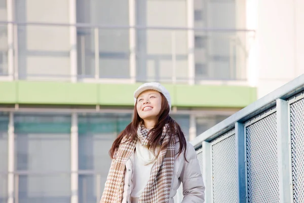 Красива Щаслива Молода Азіатська Жінка Йде Міській Вулиці — стокове фото