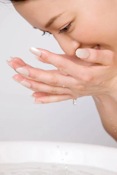 Mooi Jong Aziatisch Vrouw Wassen Haar Gezicht Badkamer — Stockfoto