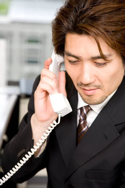 Giovane Asiatico Uomo Affari Parlando Telefono Ufficio — Foto Stock