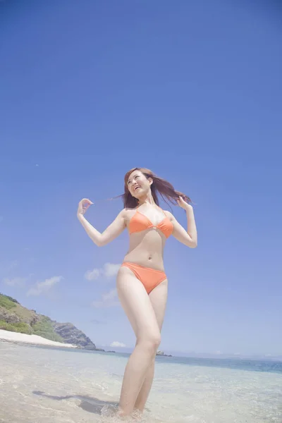 Ung Japansk Kvinna Poserar Bikini Stranden — Stockfoto