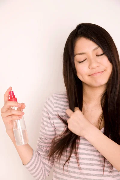 Jovem Asiático Mulher Aplicando Spray Para Ela Cabelo — Fotografia de Stock