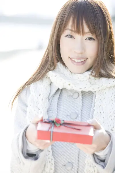 Portret Młodej Azjatki Zimowych Ubraniach Trzymającej Pudełko Prezentów — Zdjęcie stockowe