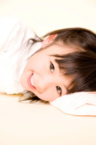 Portrait Asiatique Petite Fille Couché Sur Lit — Photo