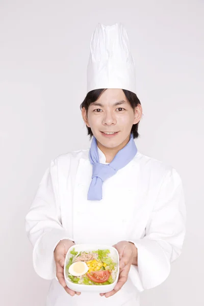 Uśmiechnięty Azji Szef Kuchni Gospodarstwa Danie Sałatką — Zdjęcie stockowe