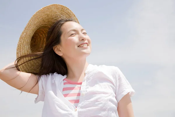 Sonriente Mujer Asiática Con Sombrero Paja Aire Libre Mujer Feliz —  Fotos de Stock