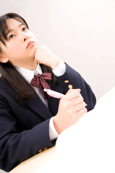 Okulda Okuyan Okul Üniformalı Sevimli Japon Kızın Portresi — Stok fotoğraf
