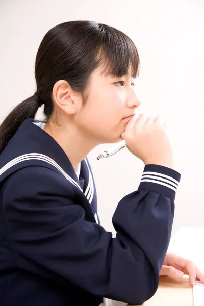 穿着校服在学校学习的可爱的日本女孩的画像 — 图库照片