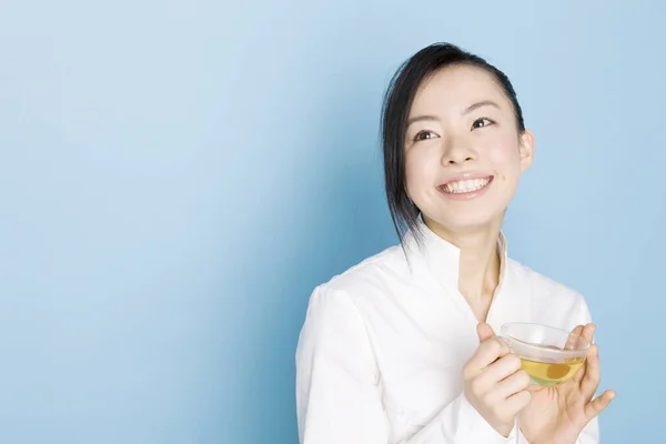 Gyönyörű Fiatal Ázsiai Csésze Tea Elszigetelt Háttér — Stock Fotó