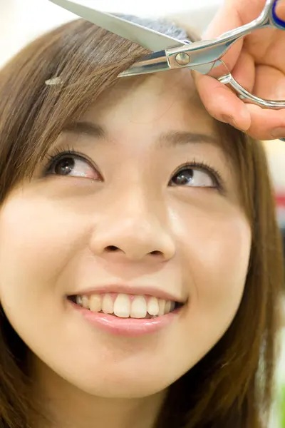 サロンで美容をしている若い日本人女性 スタイリッシュなヘアカットを作る美しい日本の女性 — ストック写真