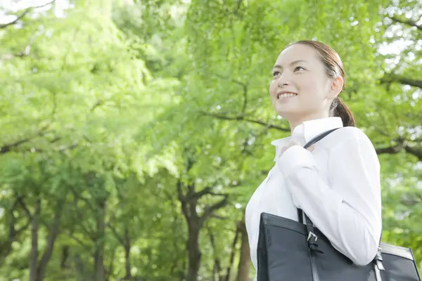 Bela Jovem Mulher Asiática Sorrindo Andando Livre — Fotografia de Stock
