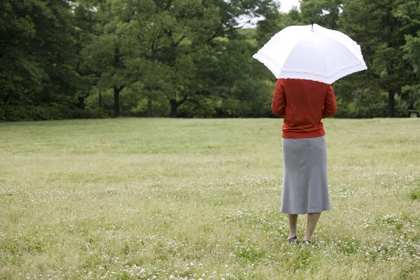 Žena Deštníkem Parku Ráno — Stock fotografie