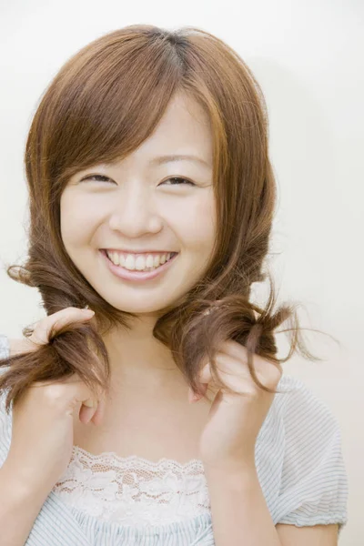 Beyaz Arka Planda Şık Saç Kesimi Olan Genç Japon Kadının — Stok fotoğraf