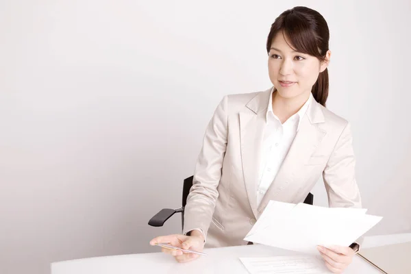 Молодая Японская Предпринимательница Держащая Документы Сидящая Работе — стоковое фото