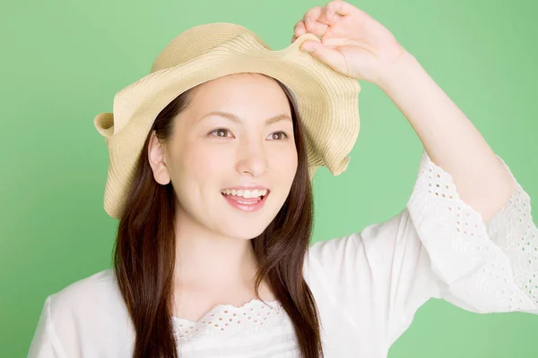 Zole Edilmiş Arka Planda Şapka Takan Güzel Genç Asyalı Kadın — Stok fotoğraf