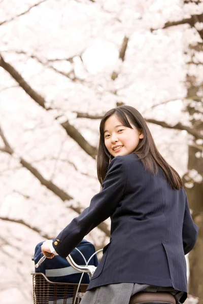 Portrét Krásné Japonské Dívky Školní Uniformě Pozadí Kvetoucí Třešně — Stock fotografie