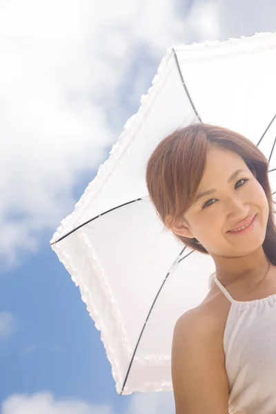 Schöne Asiatische Frau Mit Weißem Regenschirm — Stockfoto