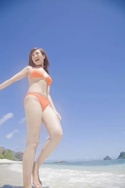 Fiatal Japán Pózol Bikini Strandon — Stock Fotó