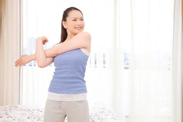 Krásný Šťastný Mladý Asijské Žena Stretching Arms Doma — Stock fotografie