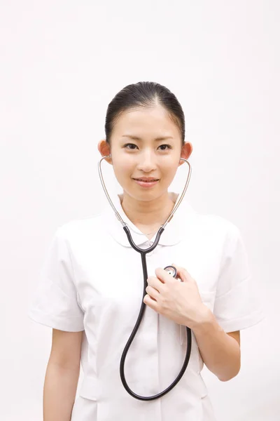 Genç Asyalı Kadın Doktor Stetoskop Ile — Stok fotoğraf