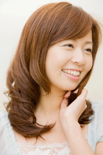 日本年轻女子的肖像 以白色背景为背景的时髦发型 — 图库照片