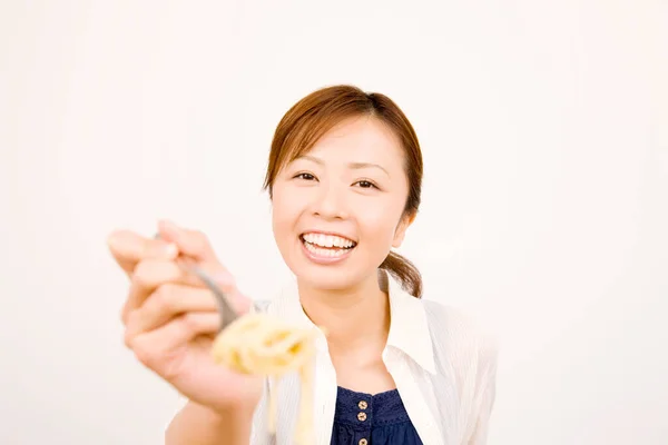 Joven Mujer Asiática Ofreciendo Tenedor Con Fideos —  Fotos de Stock