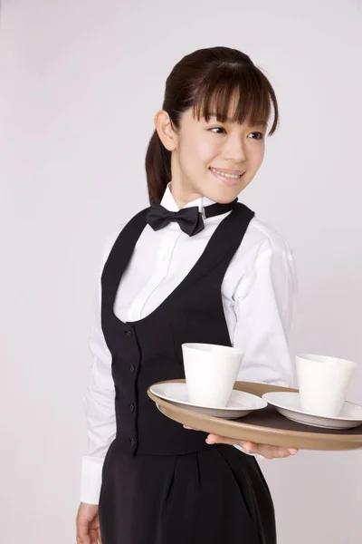 Fiatal Ázsiai Pincérnő Csésze Tálcán Izolált Háttér — Stock Fotó