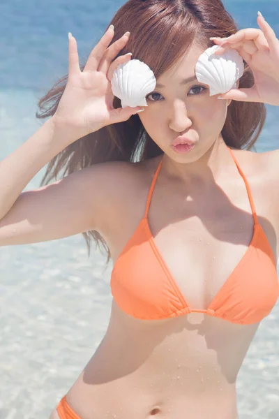 Joven Japonesa Bikini Playa Con Conchas — Foto de Stock
