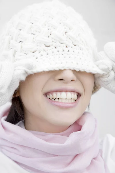 暖かい白い手袋と帽子を着ているアジアの女性 — ストック写真