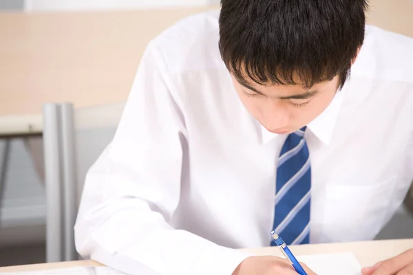 Portret Młodego Japońskiego Chłopca Mundurze Szkolnym Uczącego Się Szkole — Zdjęcie stockowe