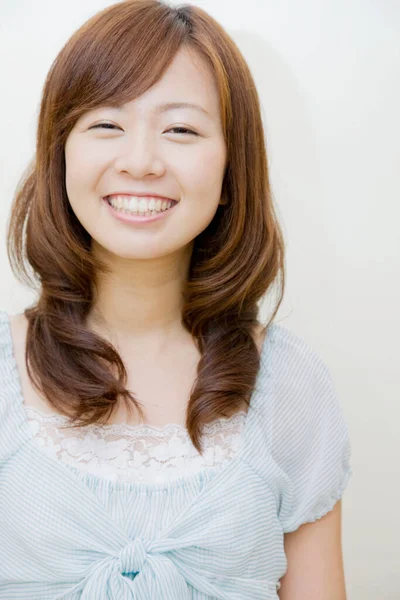 Porträtt Ung Japansk Kvinna Med Snygg Frisyr Isolerad Vit Bakgrund — Stockfoto