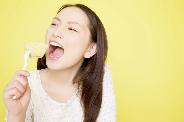 Ung Asiatisk Kvinna Äter Mat Gul Bakgrund — Stockfoto