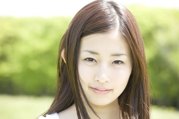 Hermosa Joven Japonesa Mujer Sonriendo Cámara Aire Libre — Foto de Stock