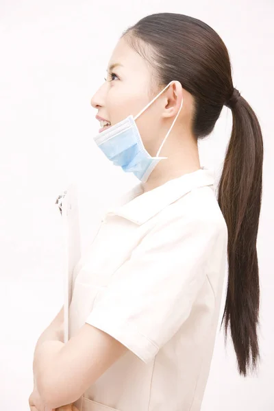 日本人 戴口罩的妇女 以保护自己的脸免受蛇毒19的侵害 — 图库照片